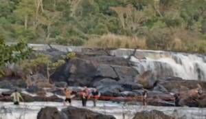 Crónica / Represa de Acaray abrió sus compuertas y ¡un peque y su tío quedaron atrapados en el agua!
