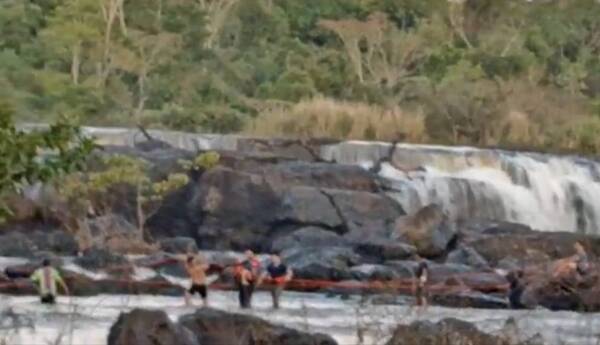 Crónica / Represa de Acaray abrió sus compuertas y ¡un peque y su tío quedaron atrapados en el agua!