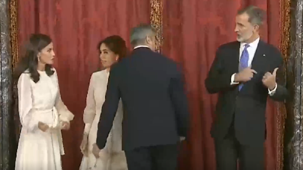 Confusión de Mario Abdo ante el rey de España se hace viral