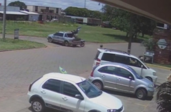 Joven chocó por una camioneta luego de hacer pirueta en una motocicleta - Radio Imperio