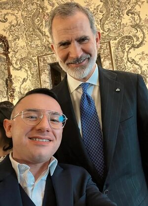 La selfie del cantante paraguayo Alexander que rompió el protocolo e hizo sonreír al rey Felipe VI - Gente - ABC Color