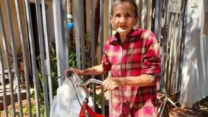 Ña Marina, la abuelita que vende empanadas en su bici