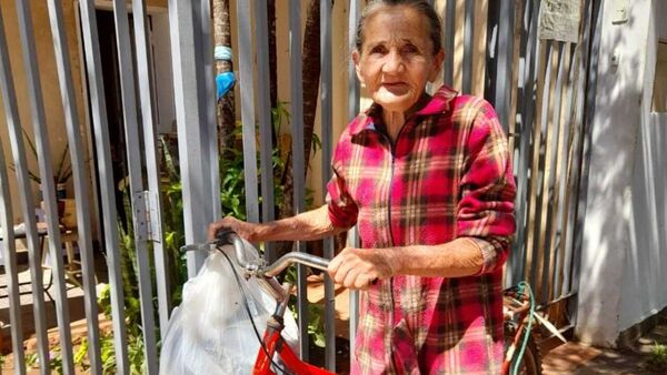 Ña Marina, la abuelita que vende empanadas en su bici