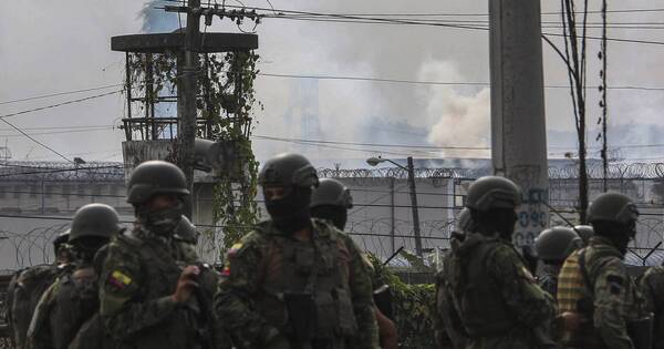 La Nación / Revuelta en cárcel de Ecuador deja 15 policías y militares heridos