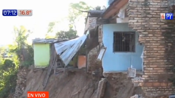 Asunción: Desmoronamiento de muro de contención dejó tres viviendas destruidas - Noticias Paraguay