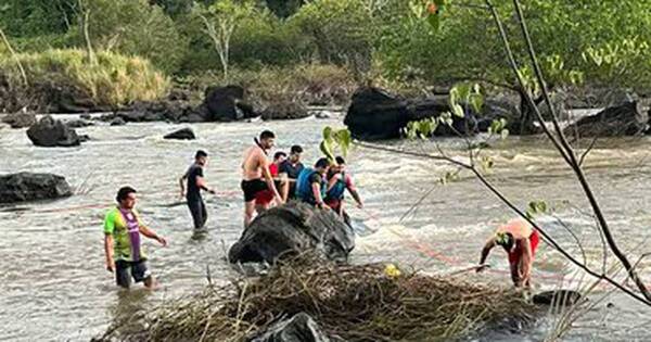 La Nación / Buscan a niño desaparecido en aguas del Acaray tras apertura de compuertas de la represa
