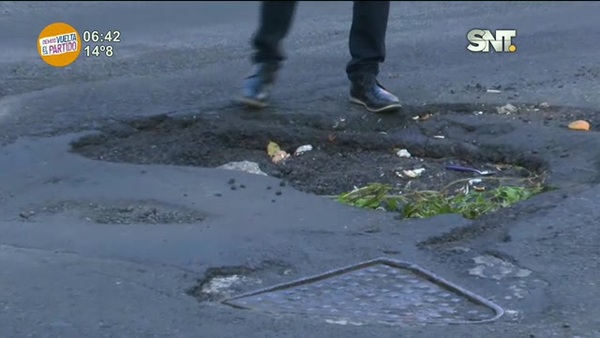 Peligroso hundimiento del pavimento en pleno centro de Asunción - SNT