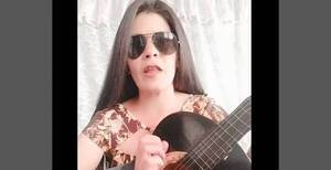Crónica / [VIDEO] "Rico Comidita" pecheó matrimonio cantando en Tiktok