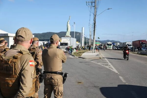 Brasil anuncia desbloqueo de todas las vías federales tras protestas de bolsonaristas - Mundo - ABC Color