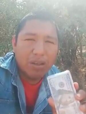 Indígena de Yalve Sanga encontró paquetes con dólares, y en la comisaría le dijeron que son falsos  - Noticias del Chaco - ABC Color