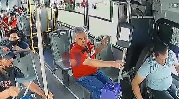 Chofer de bus se durmió manejando y chocó