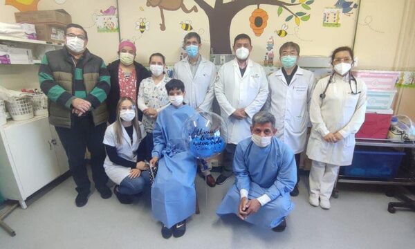 Paciente pediátrico, sometido a un exitoso trasplante renal, recibe el alta médica
