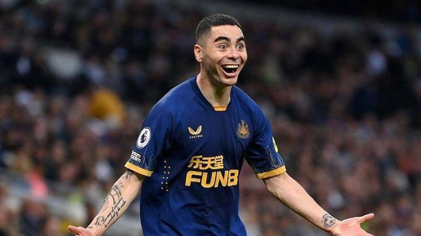 Crónica / DT de Newcastle elogia el gestazo del pelotero rapái con Miguel Almirón