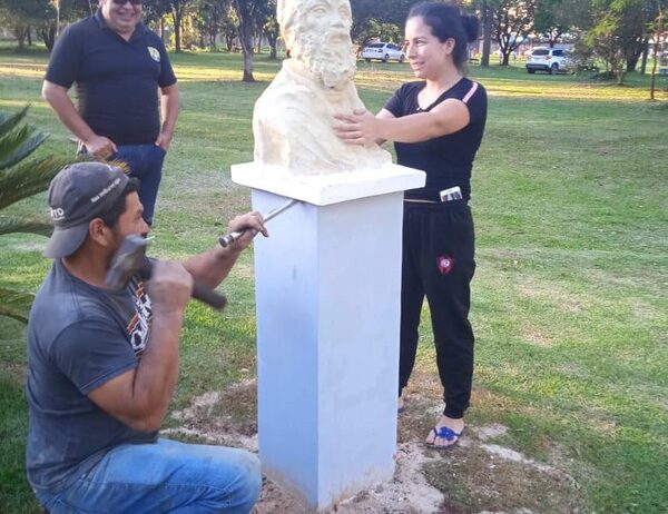Decana ordena retiro de busto de Sócrates «por feo»