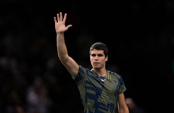 Alcaraz abandona por lesión en los cuartos de final de París-Bercy