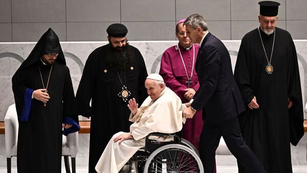 Papa pide superar el "equilibrio frágil" que amenaza al mundo
