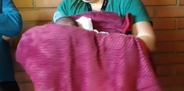 Abandonaron a un bebé recien nacido en Clínicas - Noticiero Paraguay