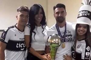 Crónica / [VIDEO] Mirá para qué pa anda rezando "La Emperadora"