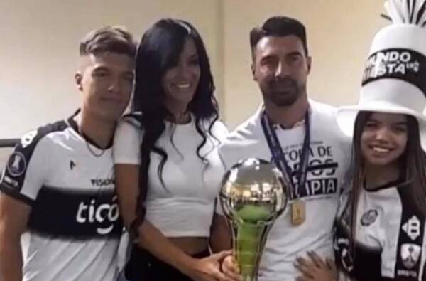 Crónica / [VIDEO] Mirá para qué pa anda rezando "La Emperadora"