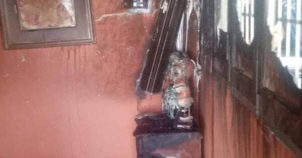 La Nación / Cargador enchufado explotó y provocó incendio en Lambaré