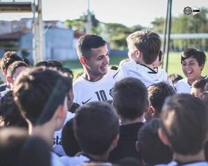 Crónica / El plantel de la “O” compartió con los fanáticos mas pequeños