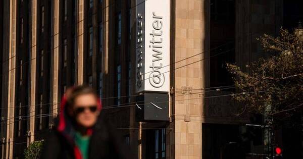 La Nación / Twitter echa a “cerca del 50%” de sus empleados