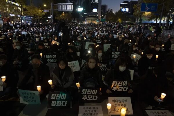 Miles lloran a las víctimas de la tragedia de Seúl y piden dimisión de Yoon - Mundo - ABC Color