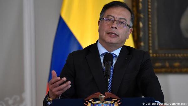 Petro firma ley que da vía libre para negociar con grupos armados ilegales