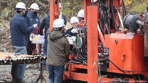 Rescatan vivos a mineros surcoreanos tras nueve días bajo tierra