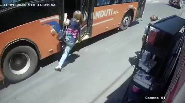 Crónica / [VIDEO] ¡Socorro señora! Quiso subir al micro y casi se queda sin pierna