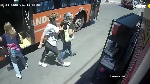 Imprudencia deja a una mujer bajo las ruedas de un colectivo - Nacionales - ABC Color