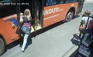 Mujer cayó de bus y fue arrollada