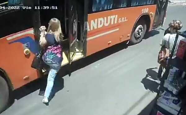 Mujer cayó de bus y fue arrollada