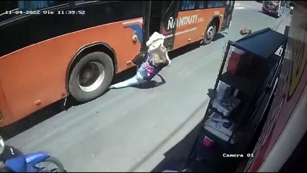 Quiso subir por la puerta trasera del micro, cayó y las ruedas pasaron sobre ella