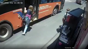 Mujer resulta herida tras caer bajo las ruedas de un colectivo en Asunción - Noticias Paraguay