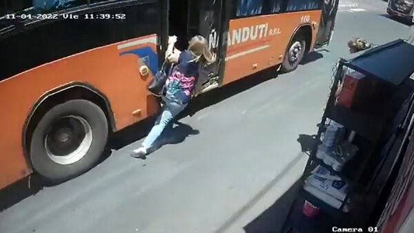 Mujer sufre graves lesiones tras caer de colectivo en el Mercado 4