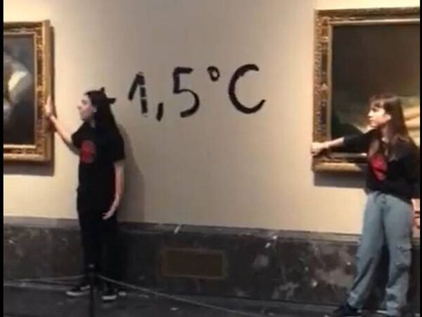 Diario HOY | Dos activistas pegan sus manos en el marco de pinturas de Goya en Madrid
