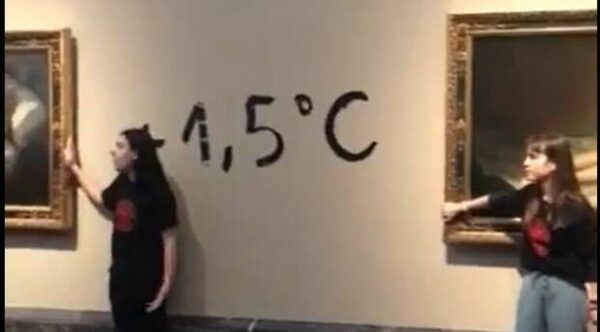 Dos activistas pegan sus manos en el marco de pinturas de Goya en Madrid