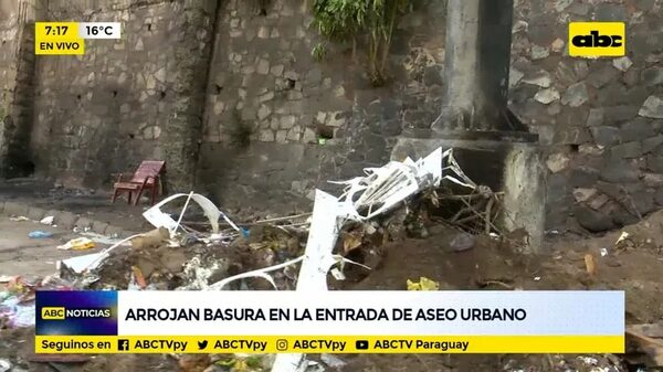 Arrojan basura en entrada de aseo urbano - ABC Noticias - ABC Color
