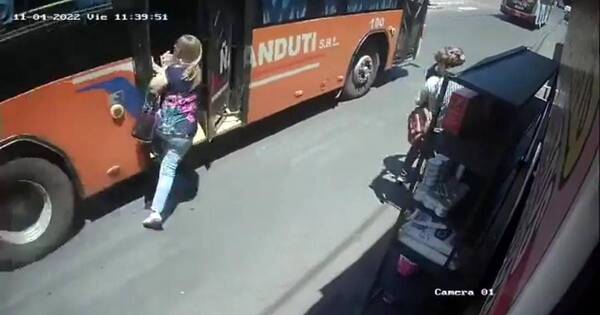 La Nación / Accidente en Mercado 4: bus pasó sobre piernas de una mujer que intentó subirse por la puerta trasera