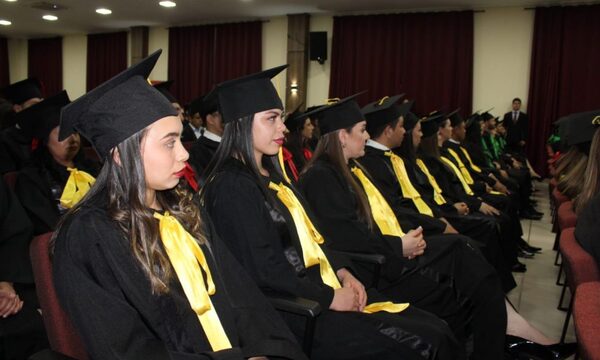 Egresan nuevos profesionales de la UNE en Santa Rita