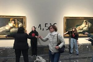 Detienen a dos activistas tras pegarse a dos cuadros de Goya en el Prado - Mundo - ABC Color