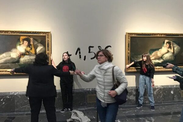 Detienen a dos activistas tras pegarse a dos cuadros de Goya en el Prado - Mundo - ABC Color
