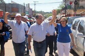 Martín Burt insta al presidente a destituir a Olmedo y Benítez