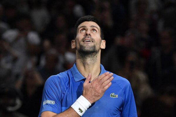 Djokovic sobrevive a Tsitsipas y jugará final de París-Bercy