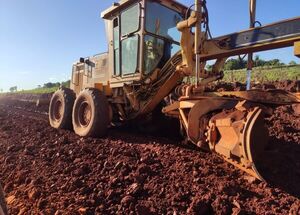 Con trabajos de terraplén continúa mejoramiento de tramo en Caazapá - .::Agencia IP::.