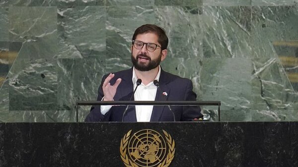 Aprobación de Boric toca fondo con 31 %