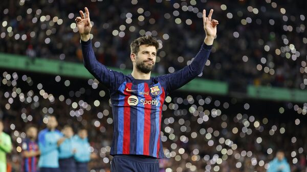 Barcelona se divierte en el último baile de Piqué