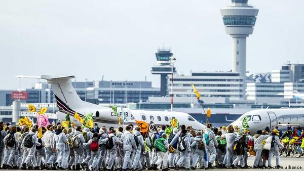 Cientos de detenidos tras protesta en Aeropuerto de Ámsterdam