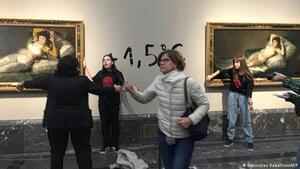 Dos activistas pegan sus manos a sendos cuadros de Goya en El Prado